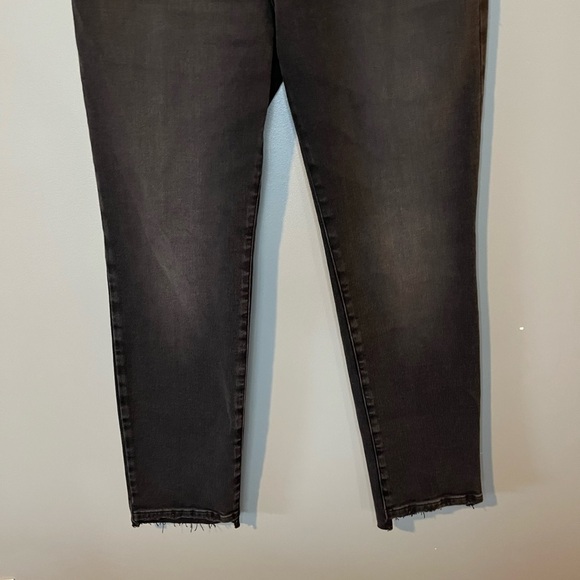 Good American Good Classic High Rise Slim Straight Jeans -  Black271 - Picture 4 of 8